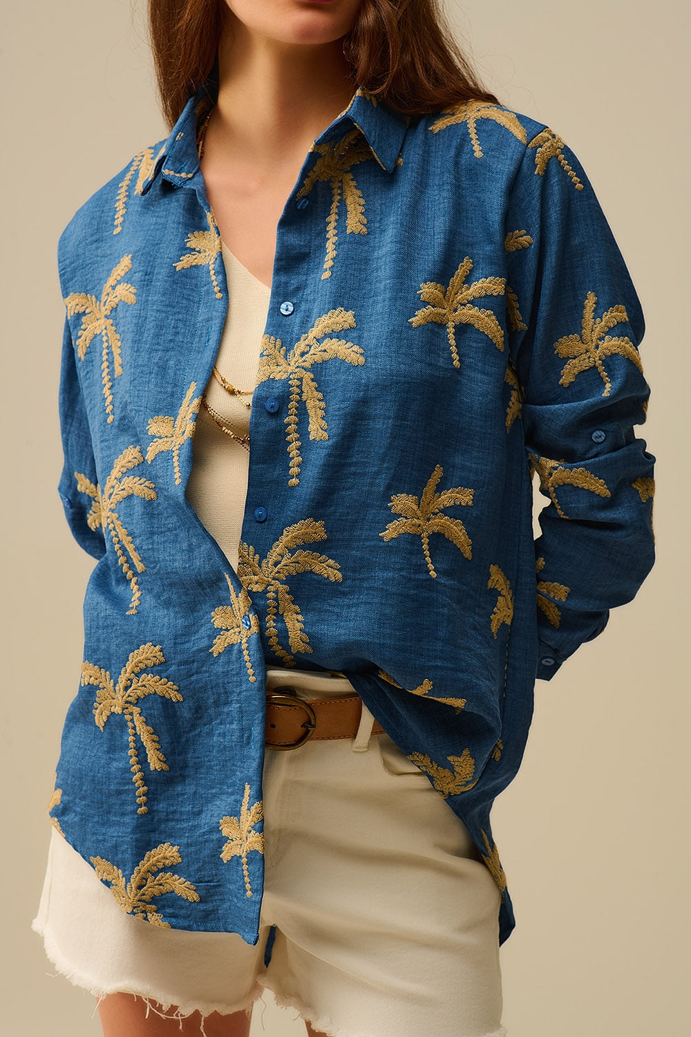 Camisa azul con bordado de palmeras beige Q2