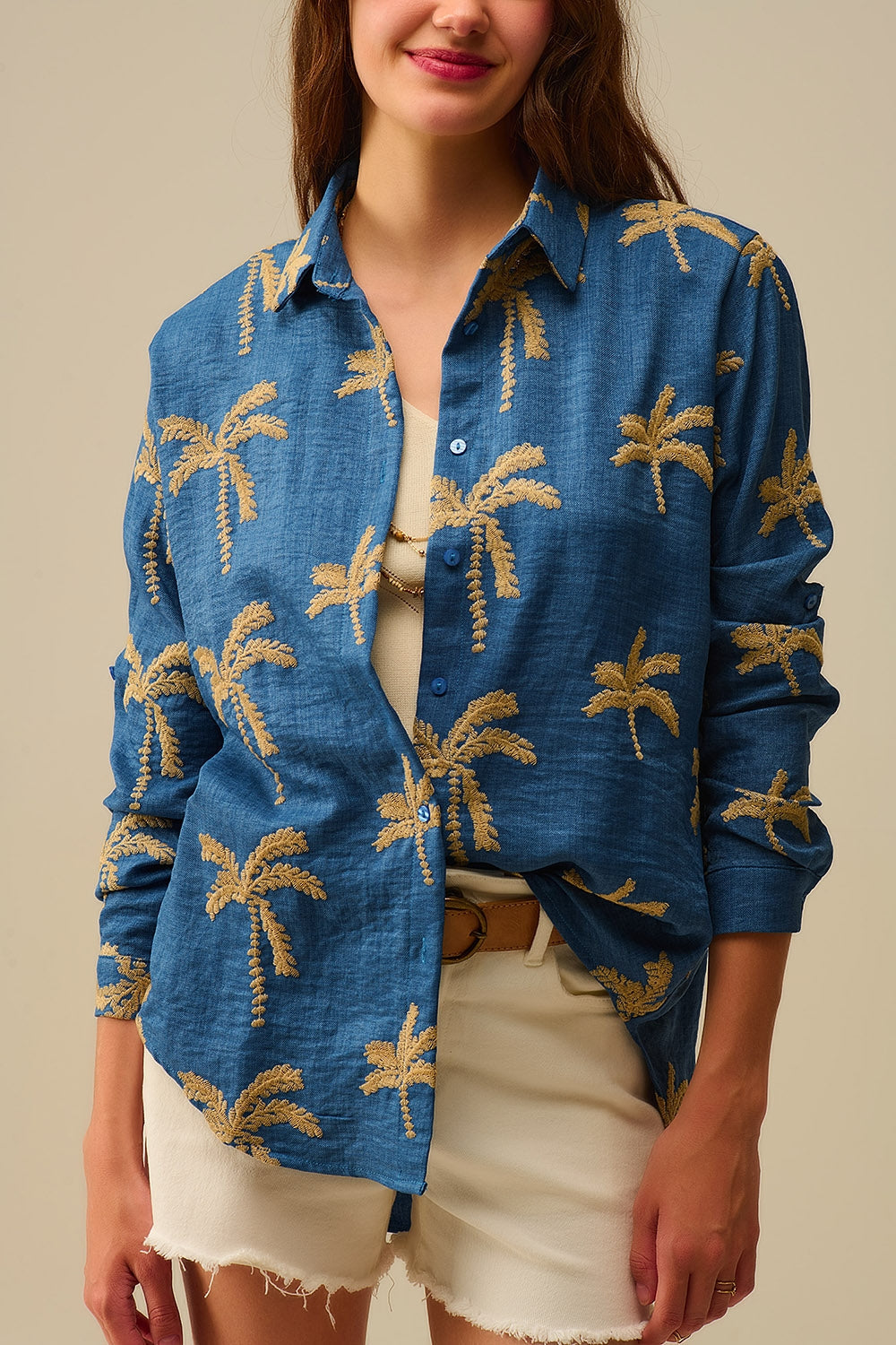 Camisa azul con bordado de palmeras beige Q2