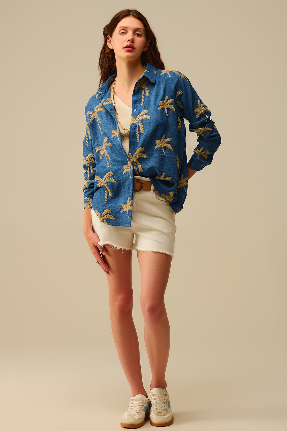 Camisa azul con bordado de palmeras beige Q2