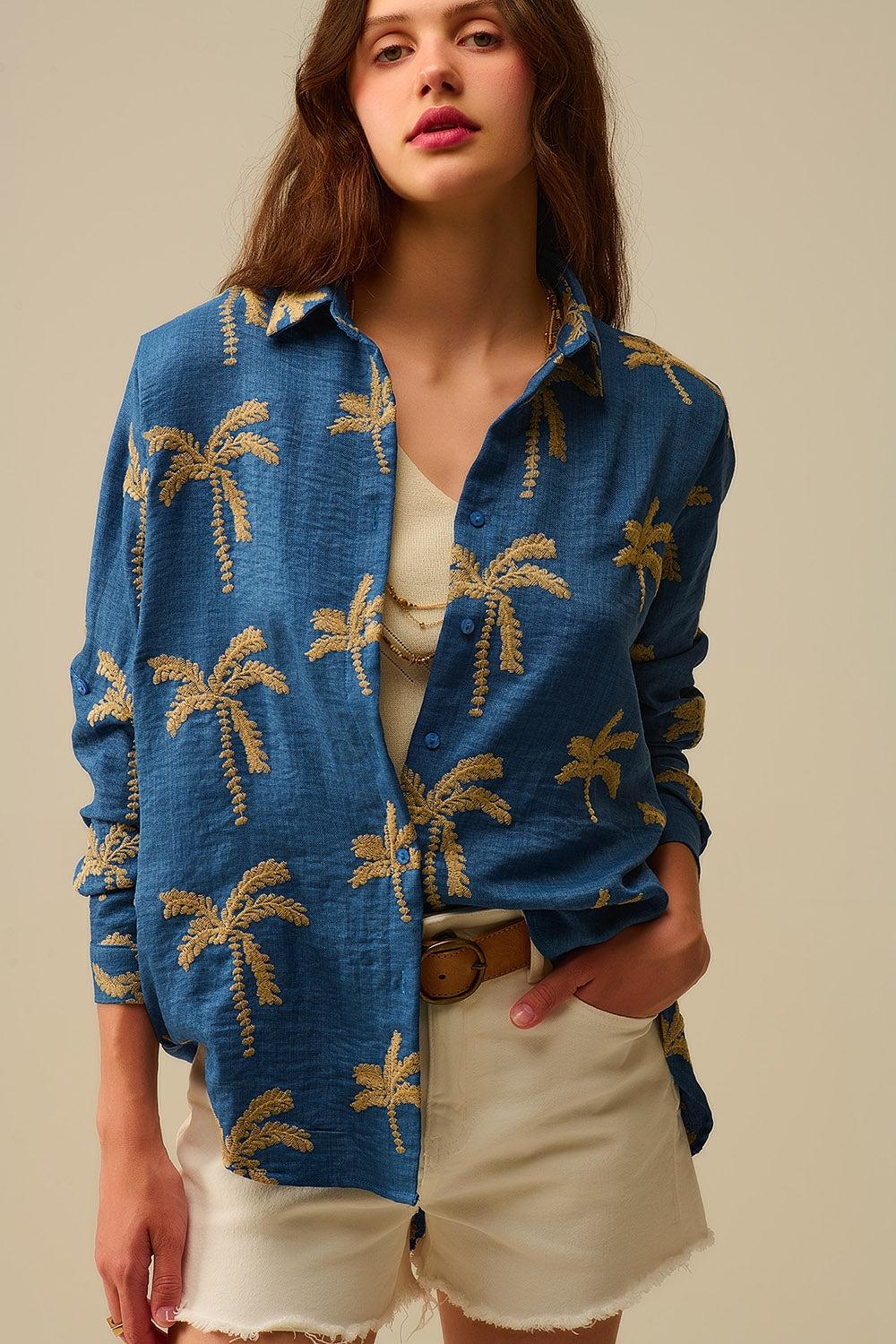 Q2 Camisa azul con bordado de palmeras beige