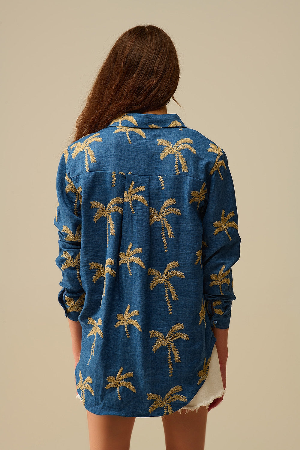 Camisa azul con bordado de palmeras beige Q2
