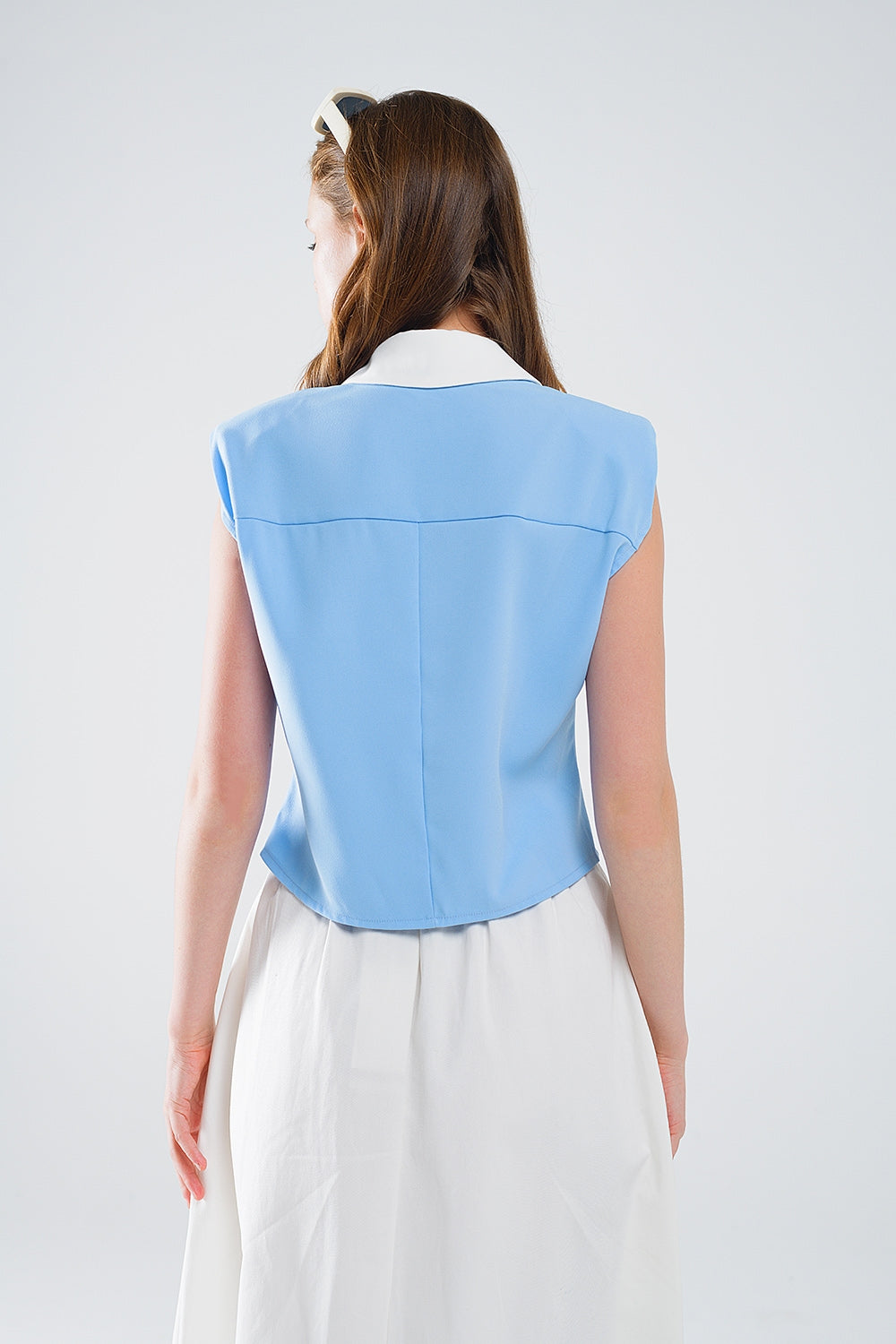 Camisa Azul Con Costuras Blancas Y Cierre De Botones Q2