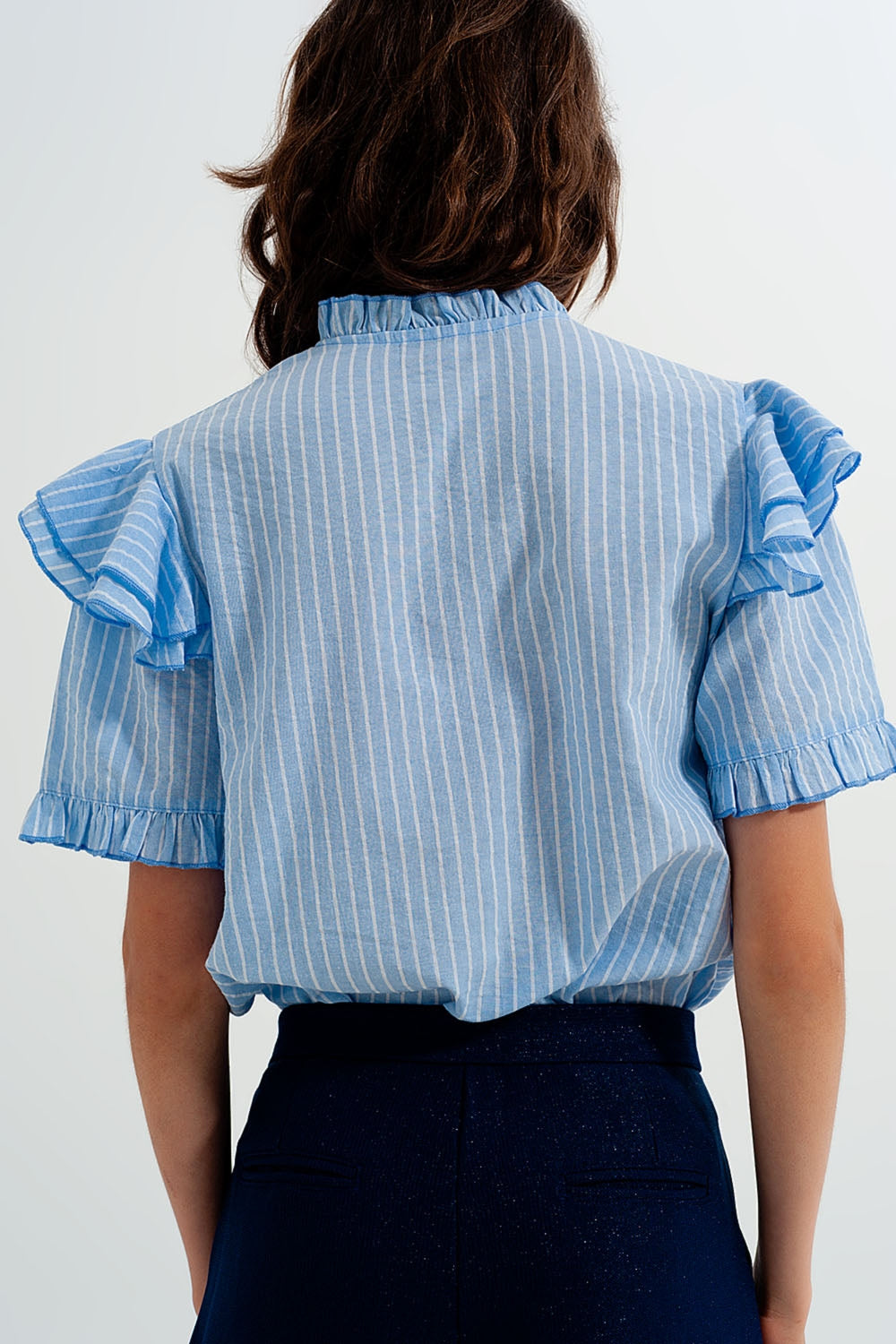 Camisa azul con detalle de volantes Q2