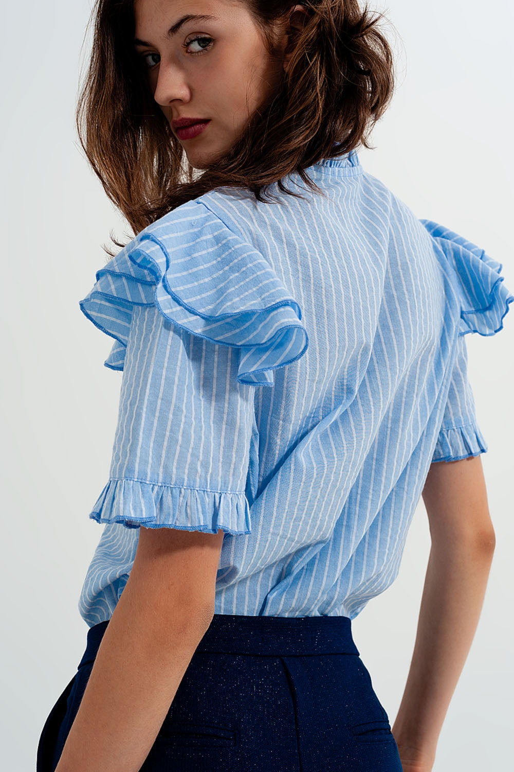Camisa azul con detalle de volantes Q2