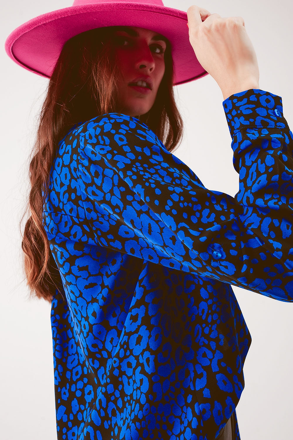 Camisa azul con estampado animal Q2