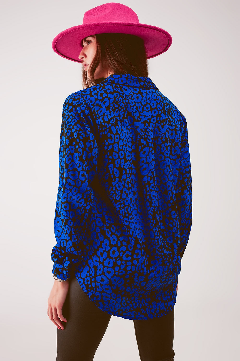Camisa azul con estampado animal Q2