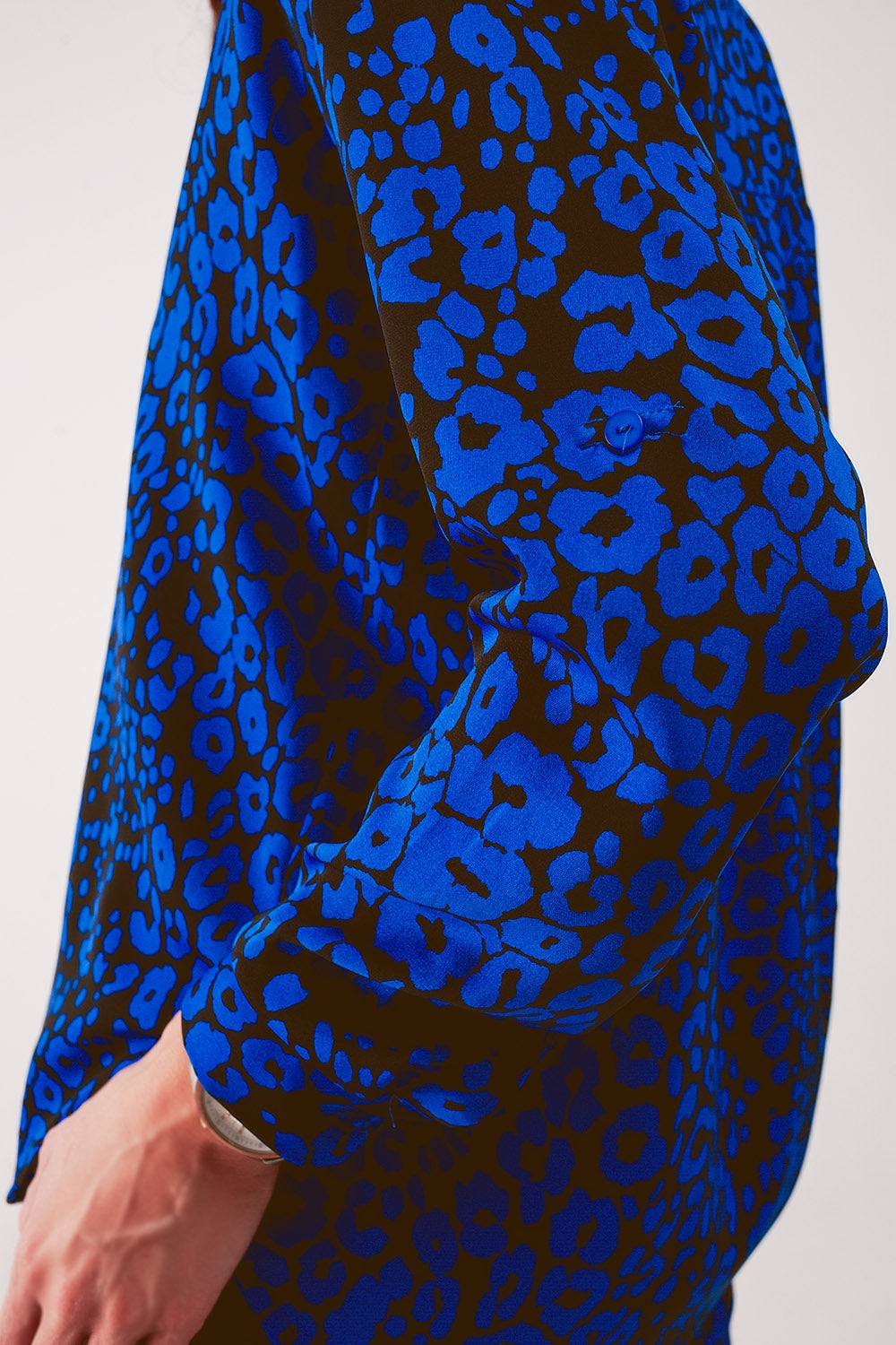 Camisa azul con estampado animal Q2