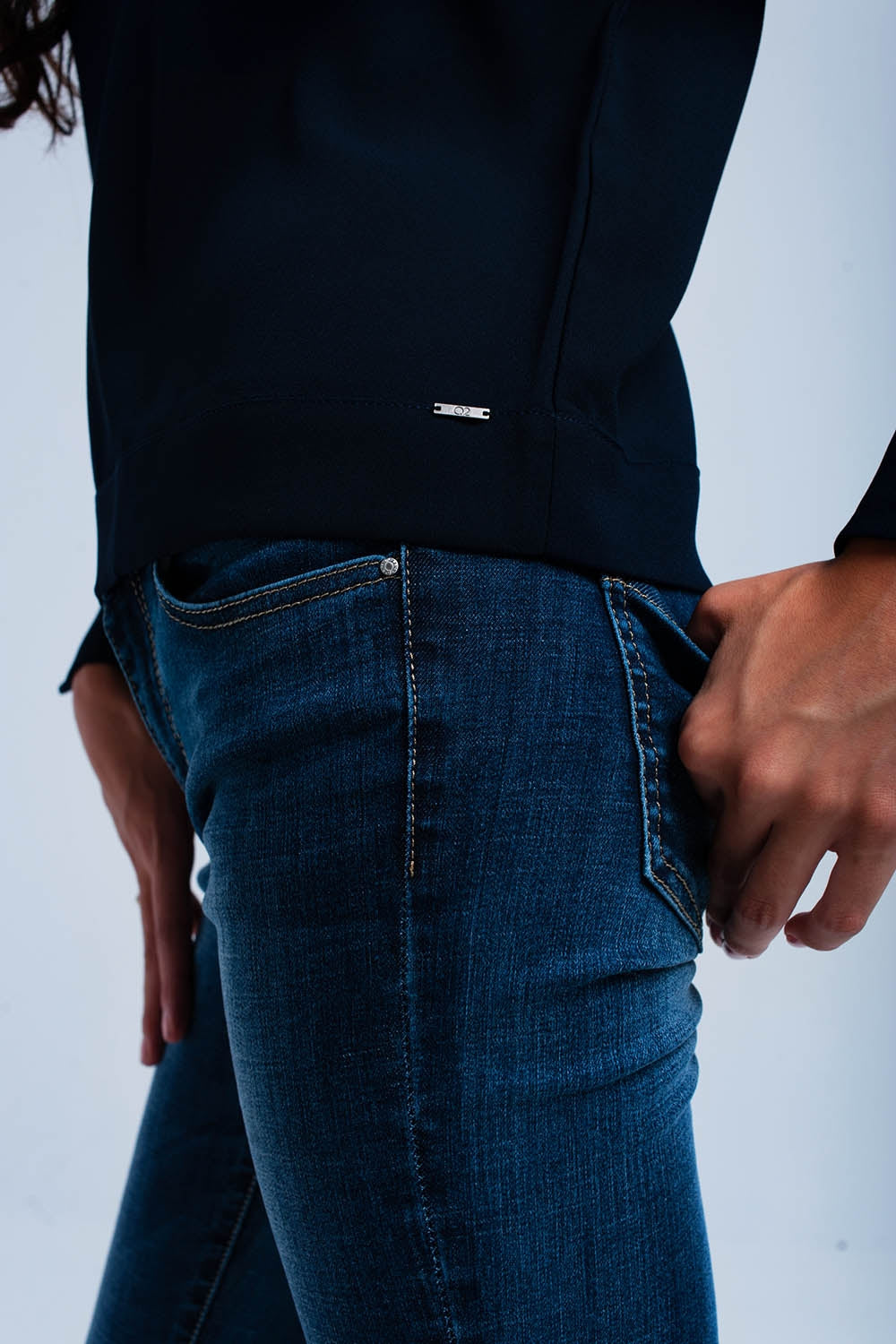 Camisa azul con lazo en el lateral Q2