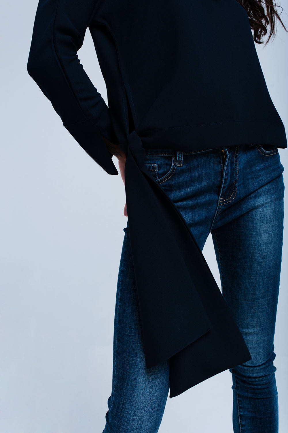 Camisa azul con lazo en el lateral Q2
