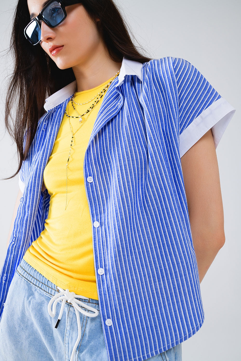 Camisa azul de manga corta y rayas verticales Q2