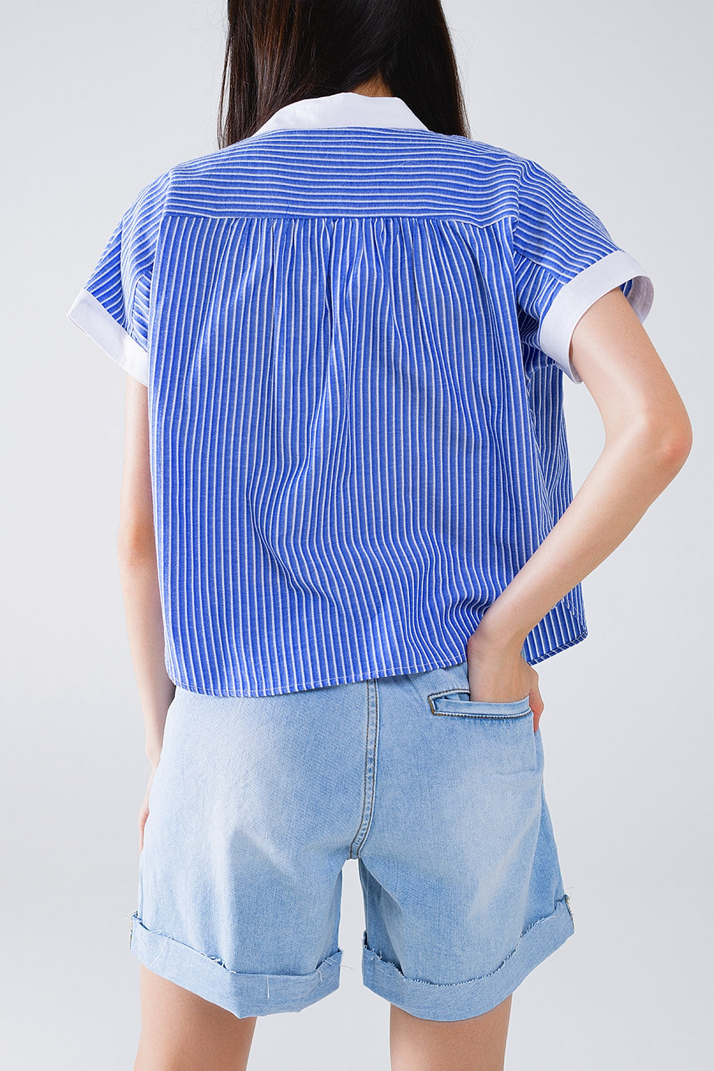 Camisa azul de manga corta y rayas verticales Q2