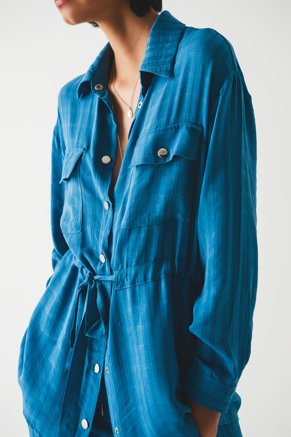 Camisa azul de manga larga con lazada en la cintura Q2