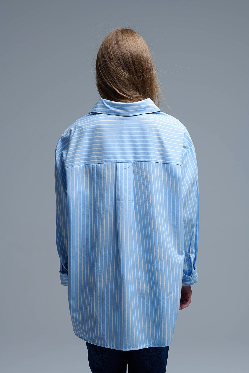 Camisa azul de rayas relajada con detalle de costura en forma de corazón Q2