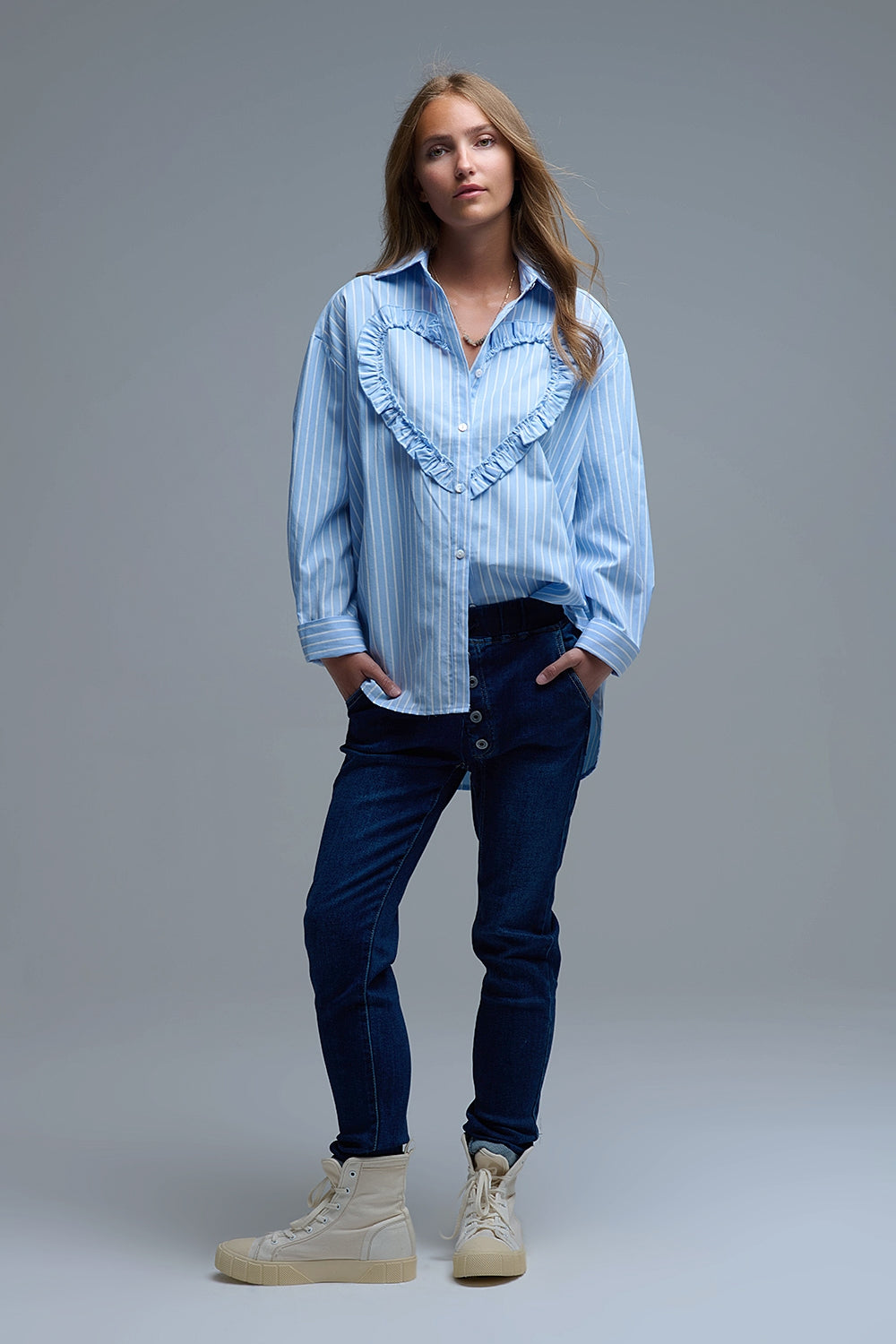 Camisa azul de rayas relajada con detalle de costura en forma de corazón Q2