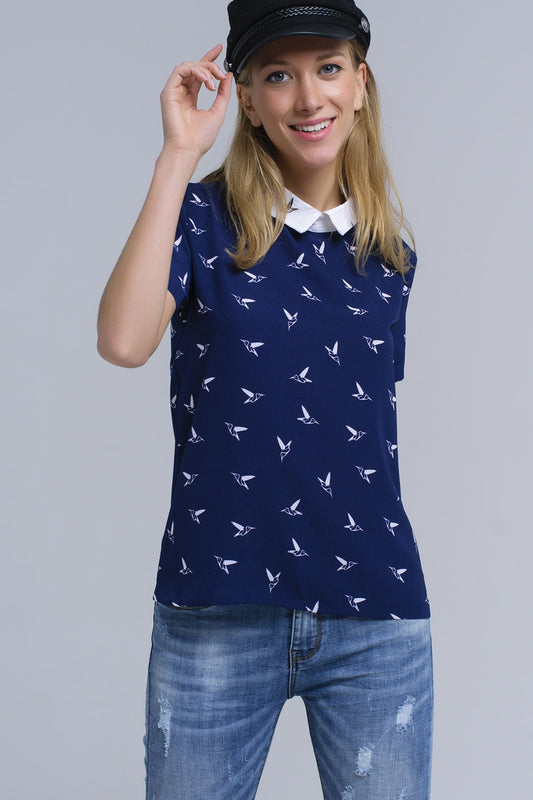 Q2 Camisa azul marino con pájaros estampados blancos