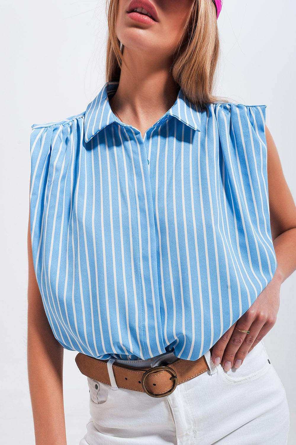 Camisa azul sin mangas a rayas Q2