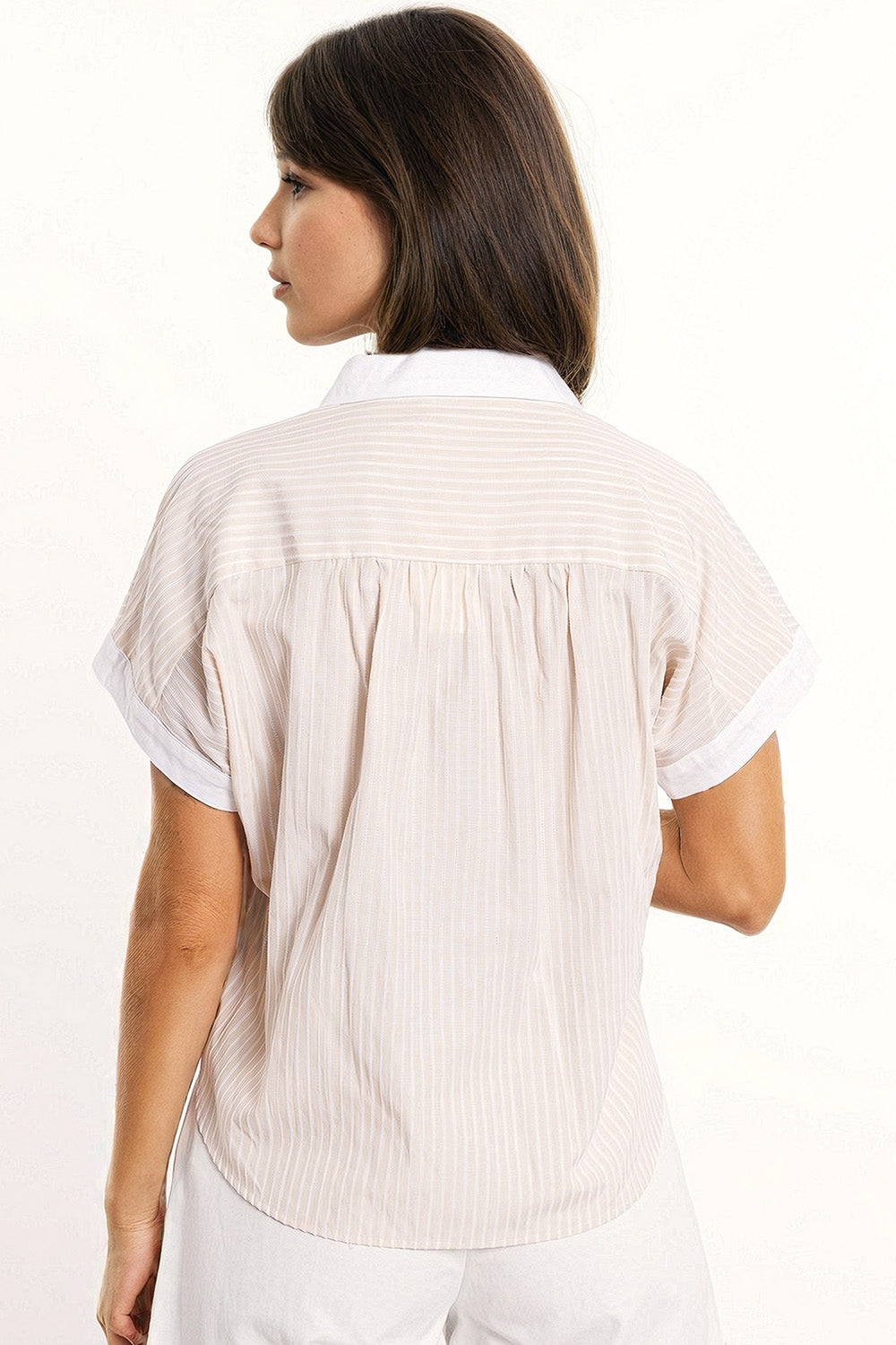 Camisa beige de manga corta y rayas verticales Q2