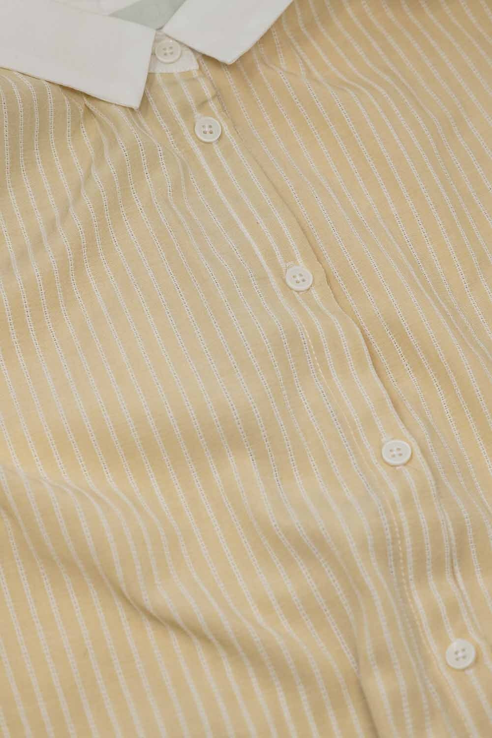 Camisa beige de manga corta y rayas verticales Q2