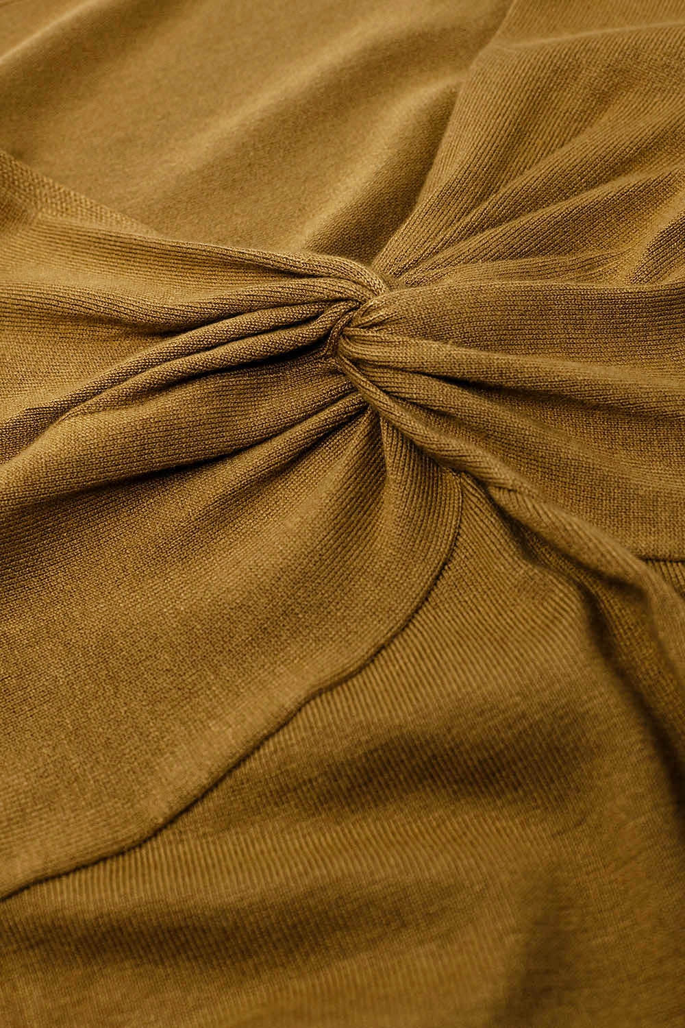 Camisa Beige de manga larga con detalle de nudo y cuello de pico Q2