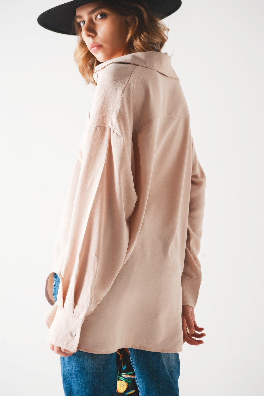 Camisa beige extragrande con detalle de bolsillo Q2