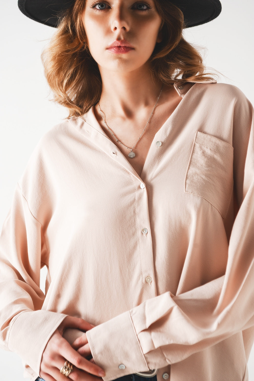 Camisa beige extragrande con detalle de bolsillo Q2