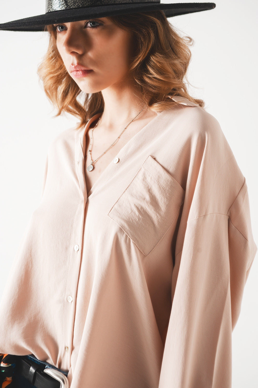Camisa beige extragrande con detalle de bolsillo Q2