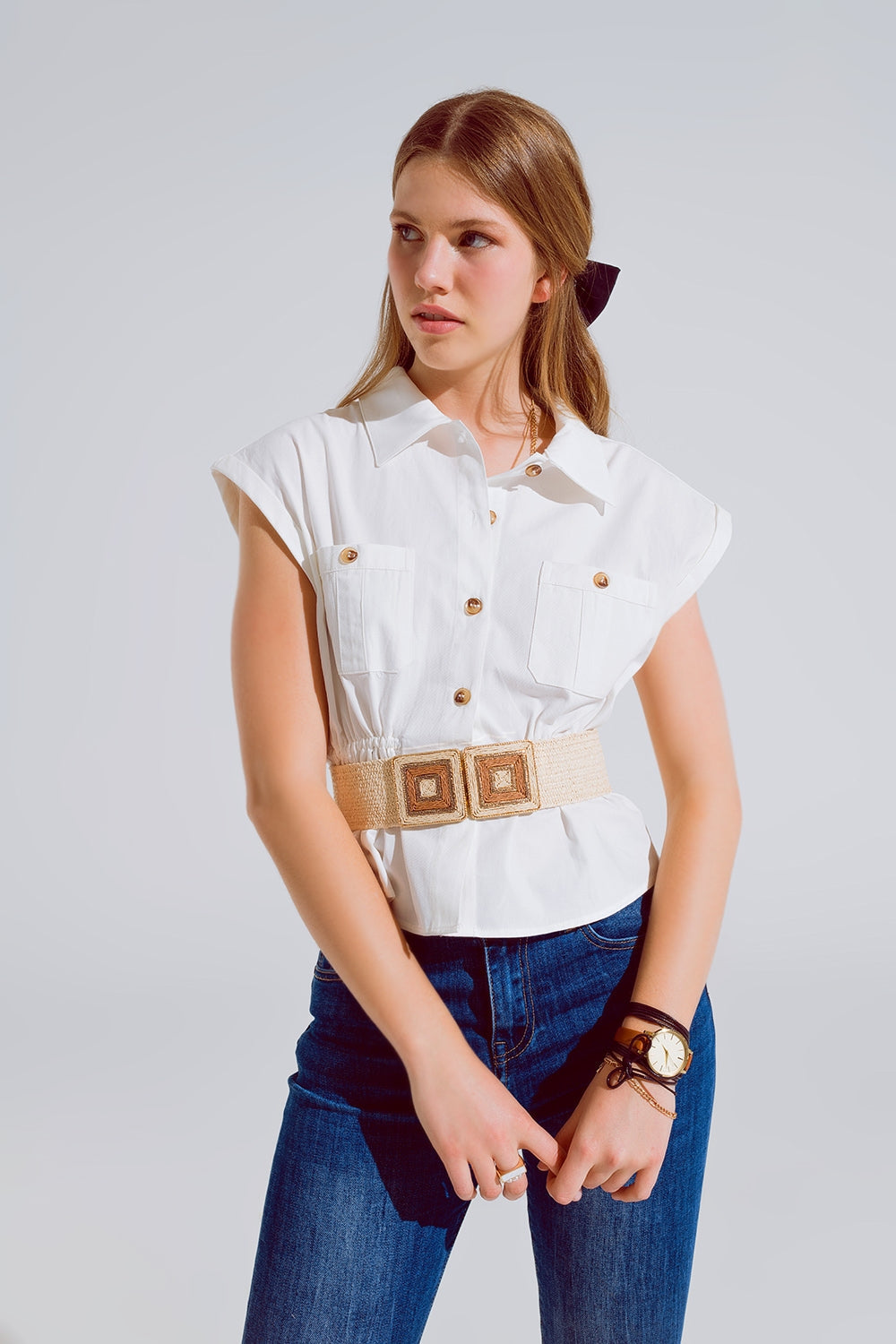 Camisa blanca abotonada con bolsillos en el pecho Q2