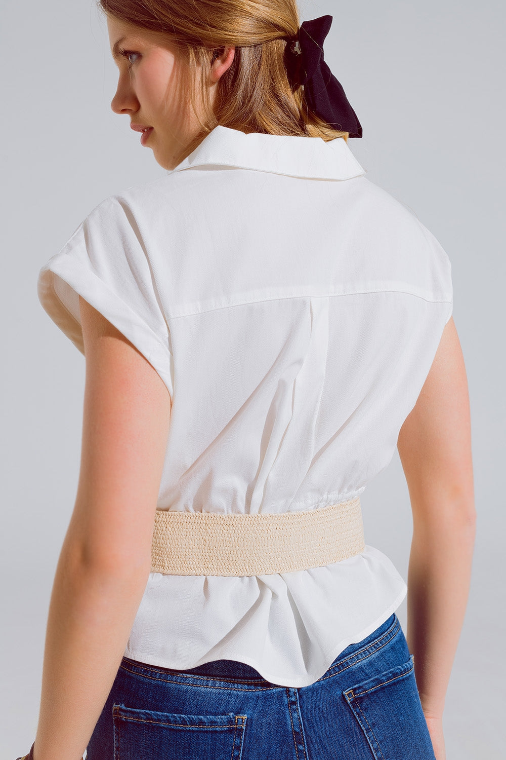 Camisa blanca abotonada con bolsillos en el pecho Q2
