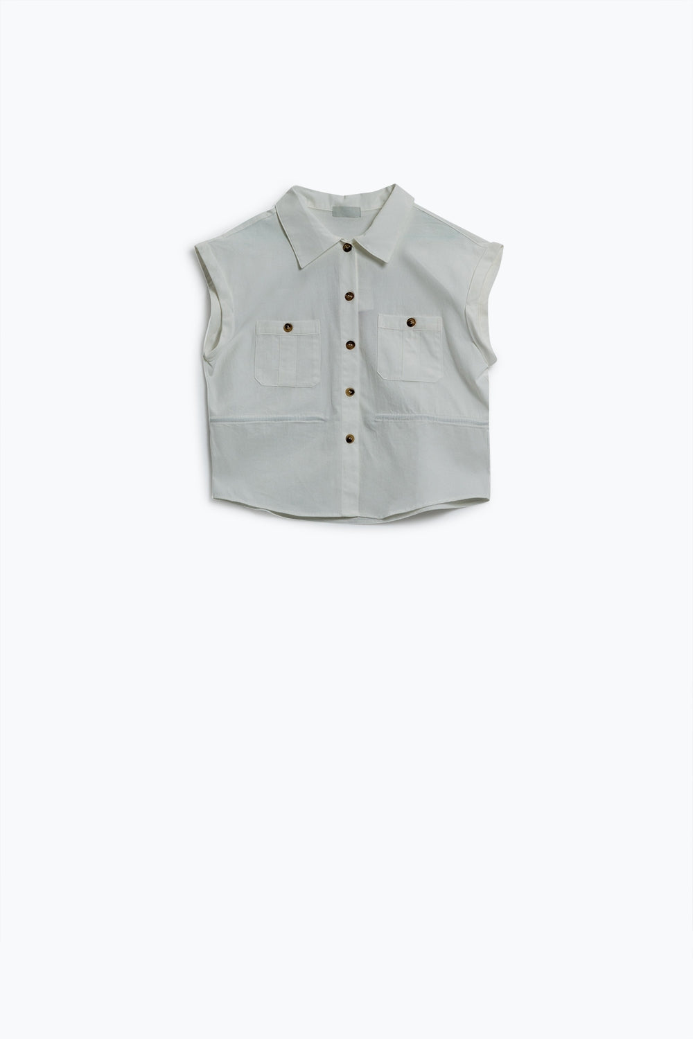 Camisa blanca abotonada con bolsillos en el pecho Q2