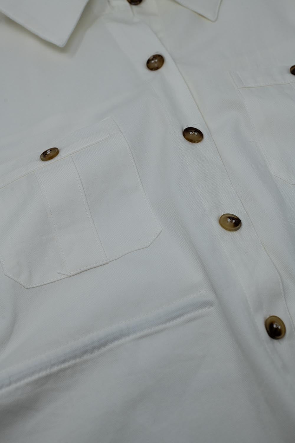 Camisa blanca abotonada con bolsillos en el pecho Q2