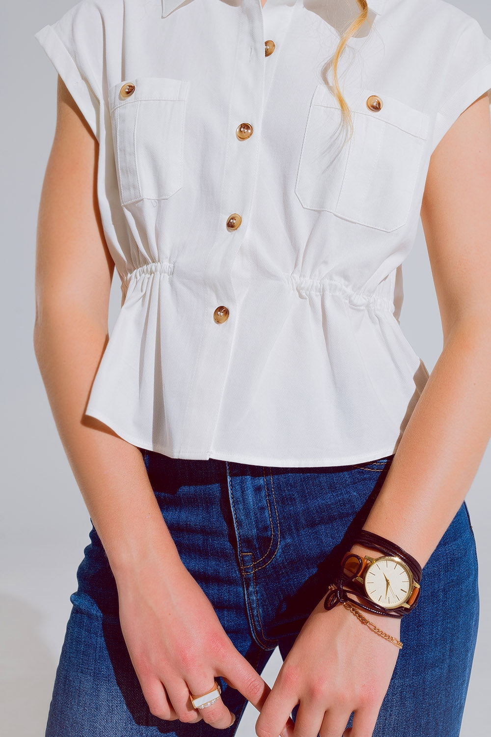 Camisa blanca abotonada con bolsillos en el pecho Q2