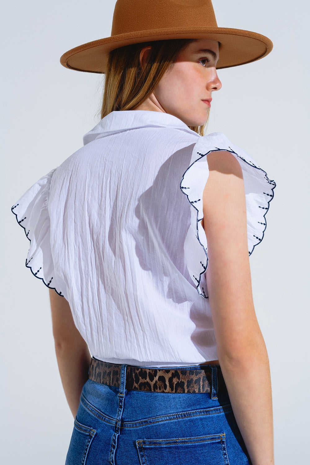 Camisa blanca abotonada con cuello de polo y mangas de volantes con ribete negro Q2