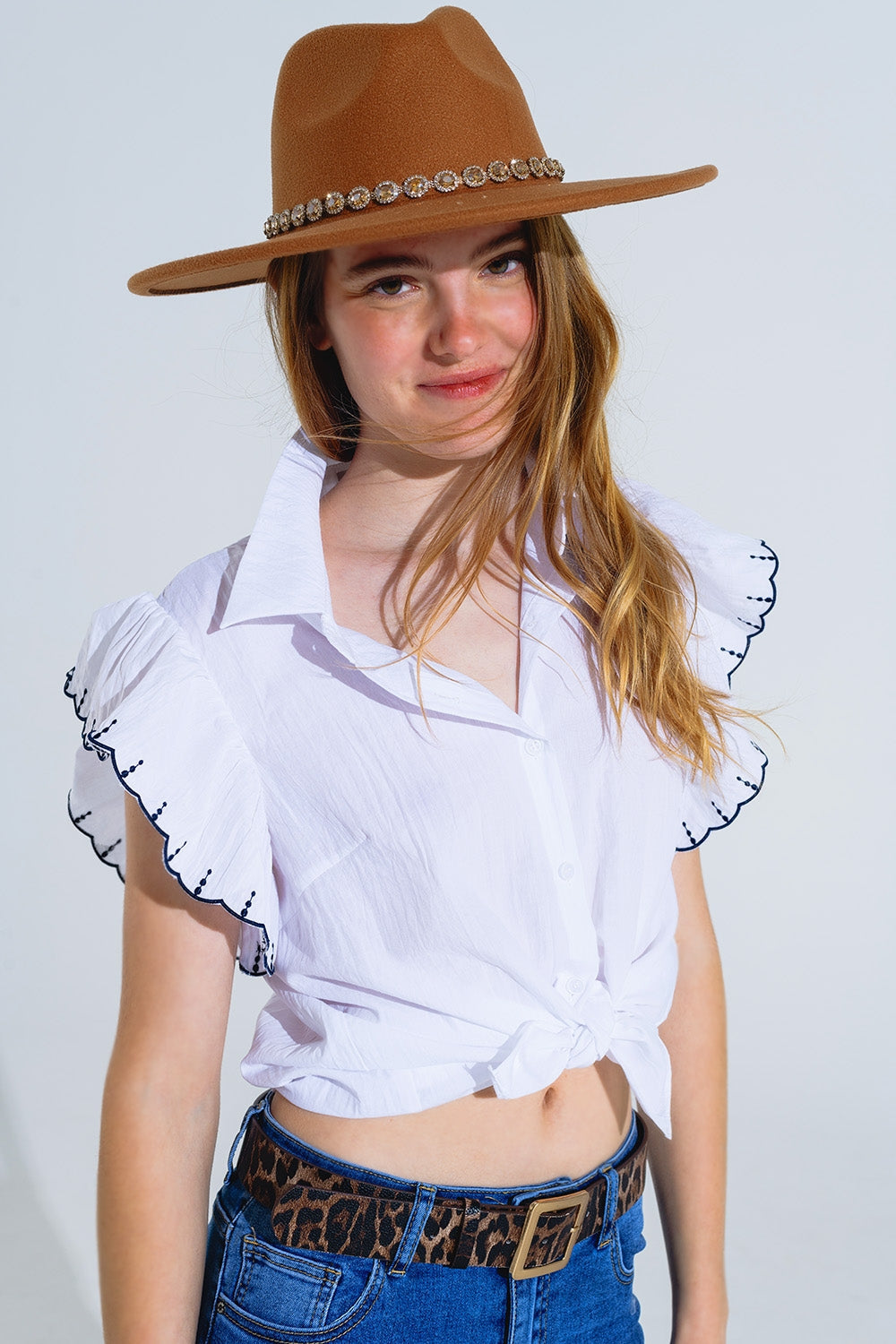 Camisa blanca abotonada con cuello de polo y mangas de volantes con ribete negro Q2