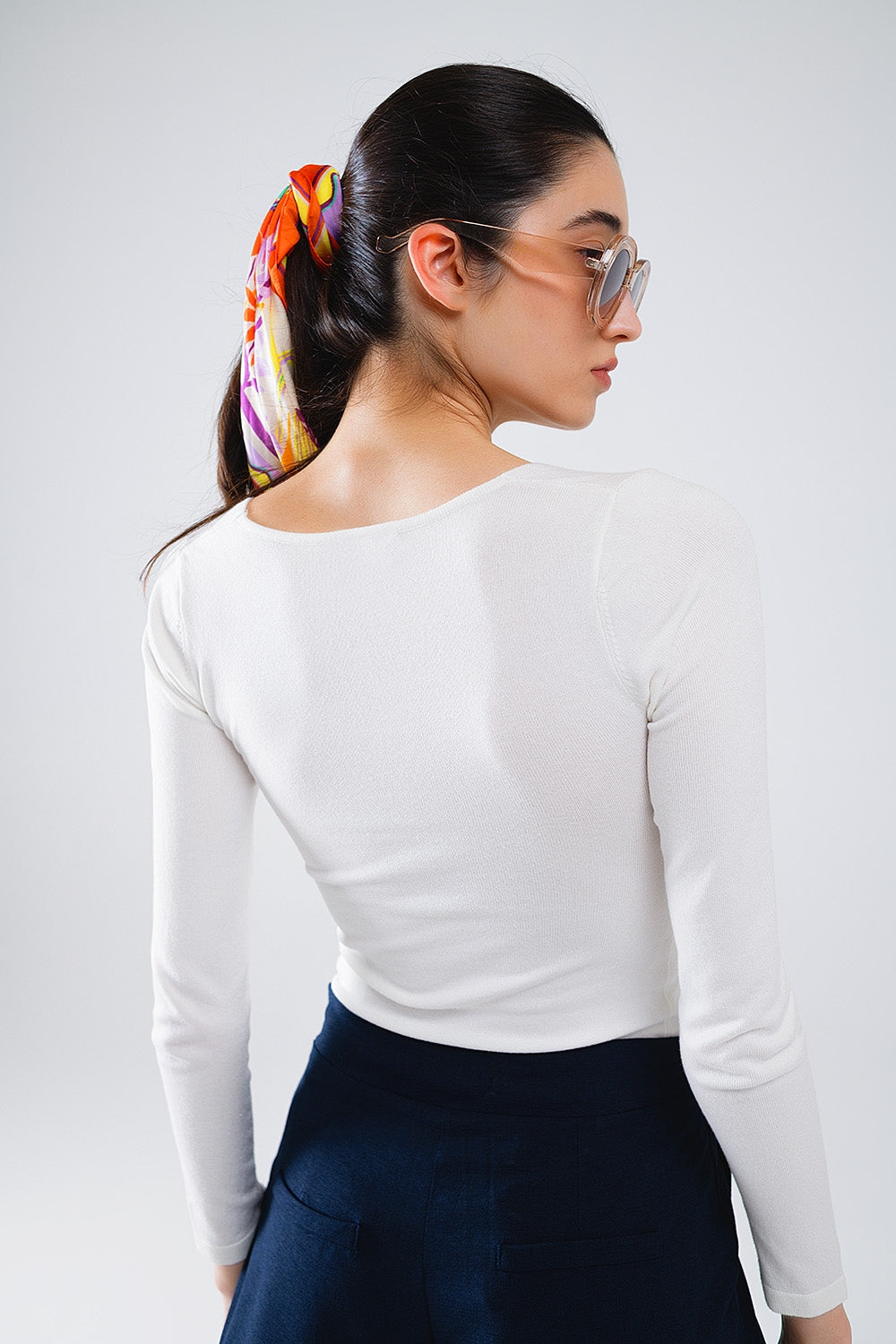 Camisa blanca de manga larga con detalle de nudo y cuello de pico Q2