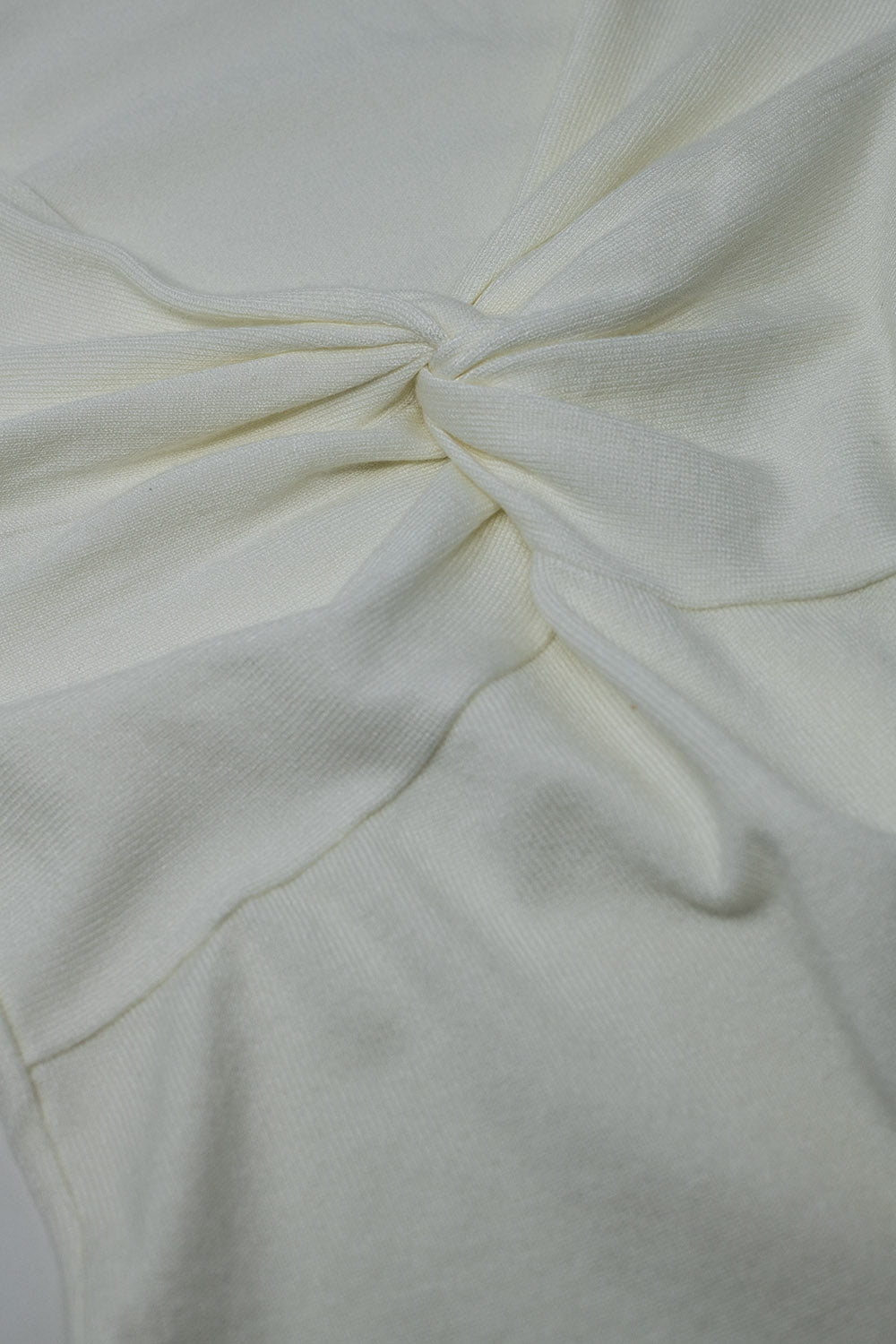 Camisa blanca de manga larga con detalle de nudo y cuello de pico Q2