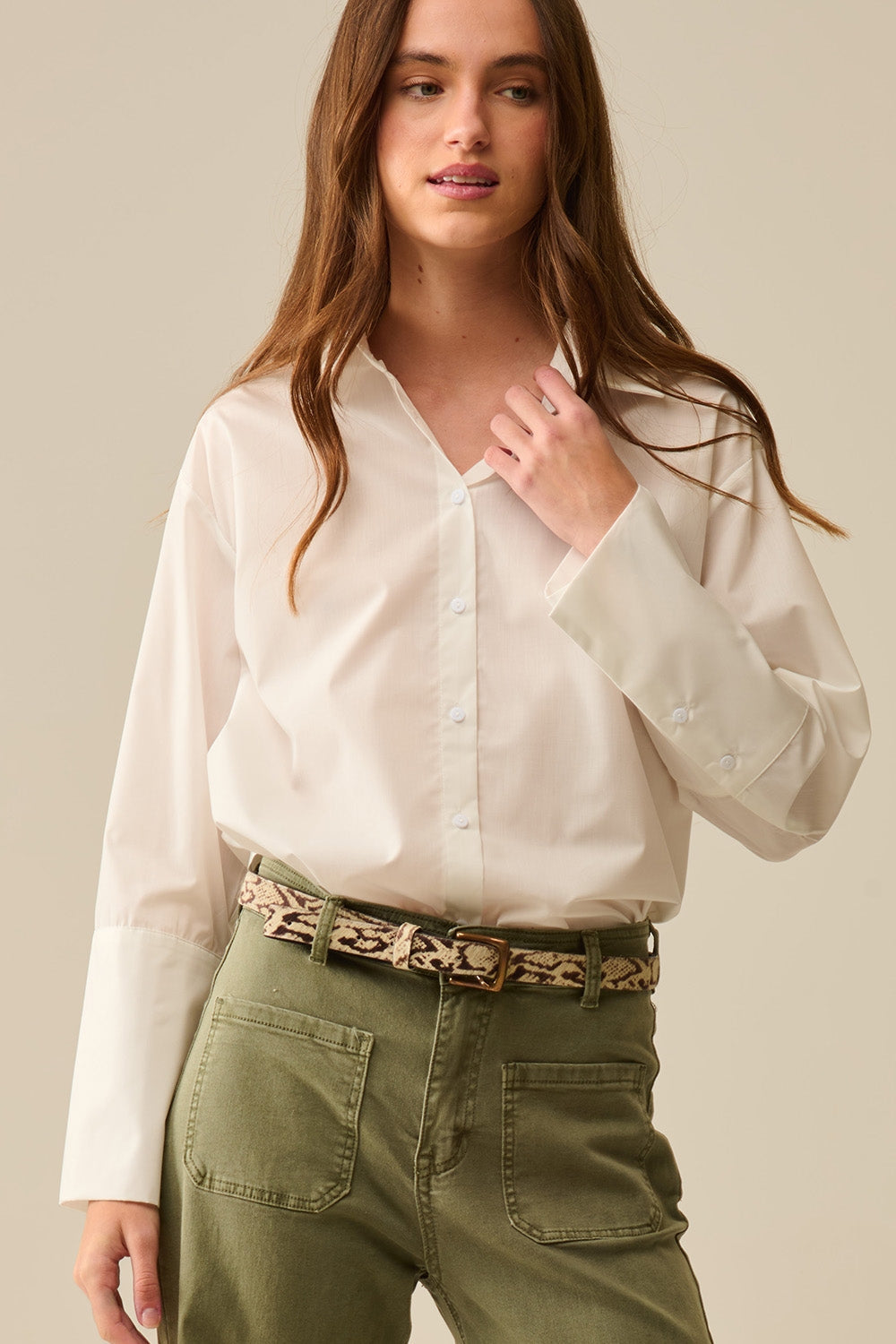 camisa blanca de popelina con puños extra anchos Q2