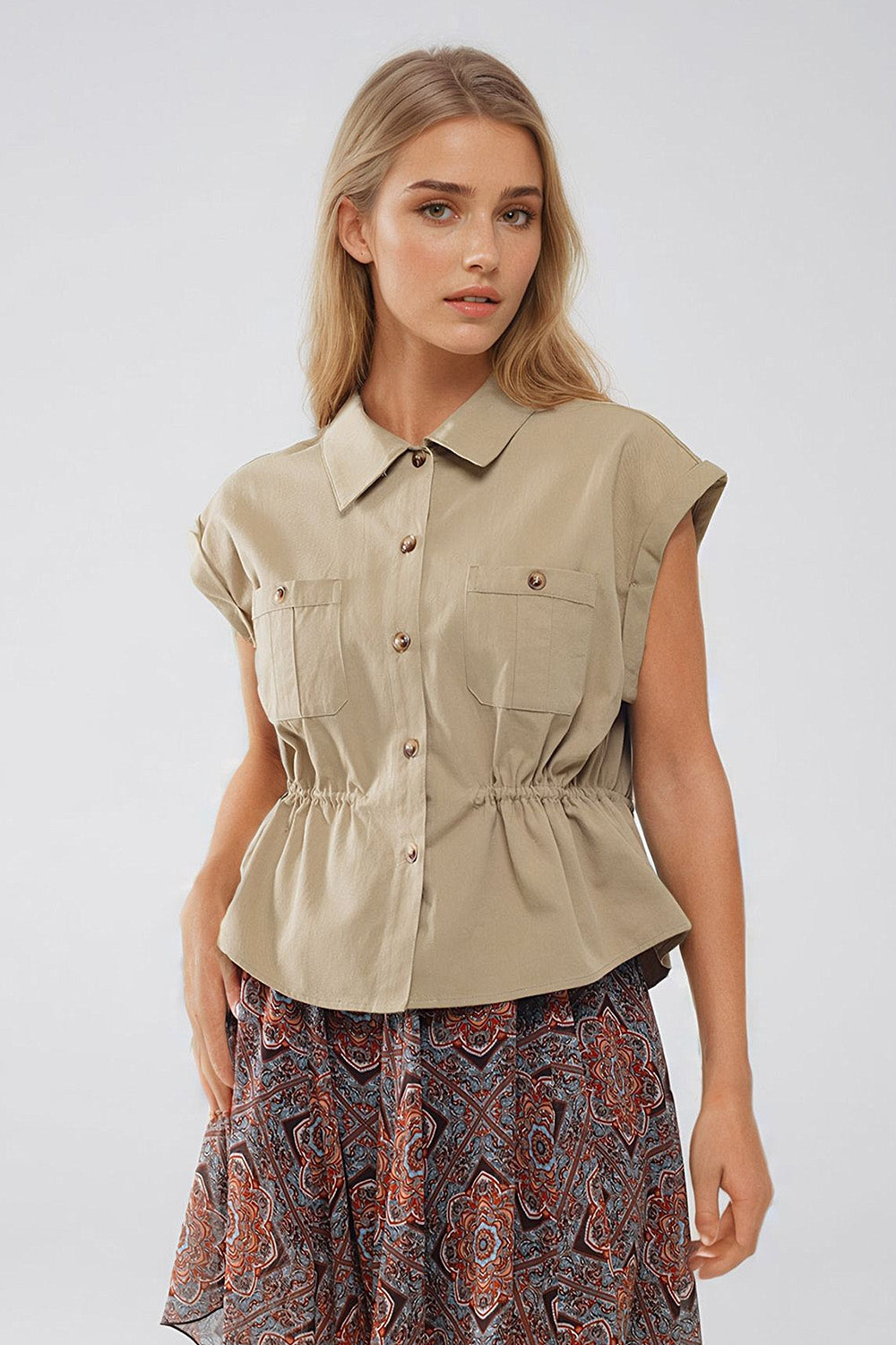 Camisa caqui abotonable con bolsillos en el pecho Q2
