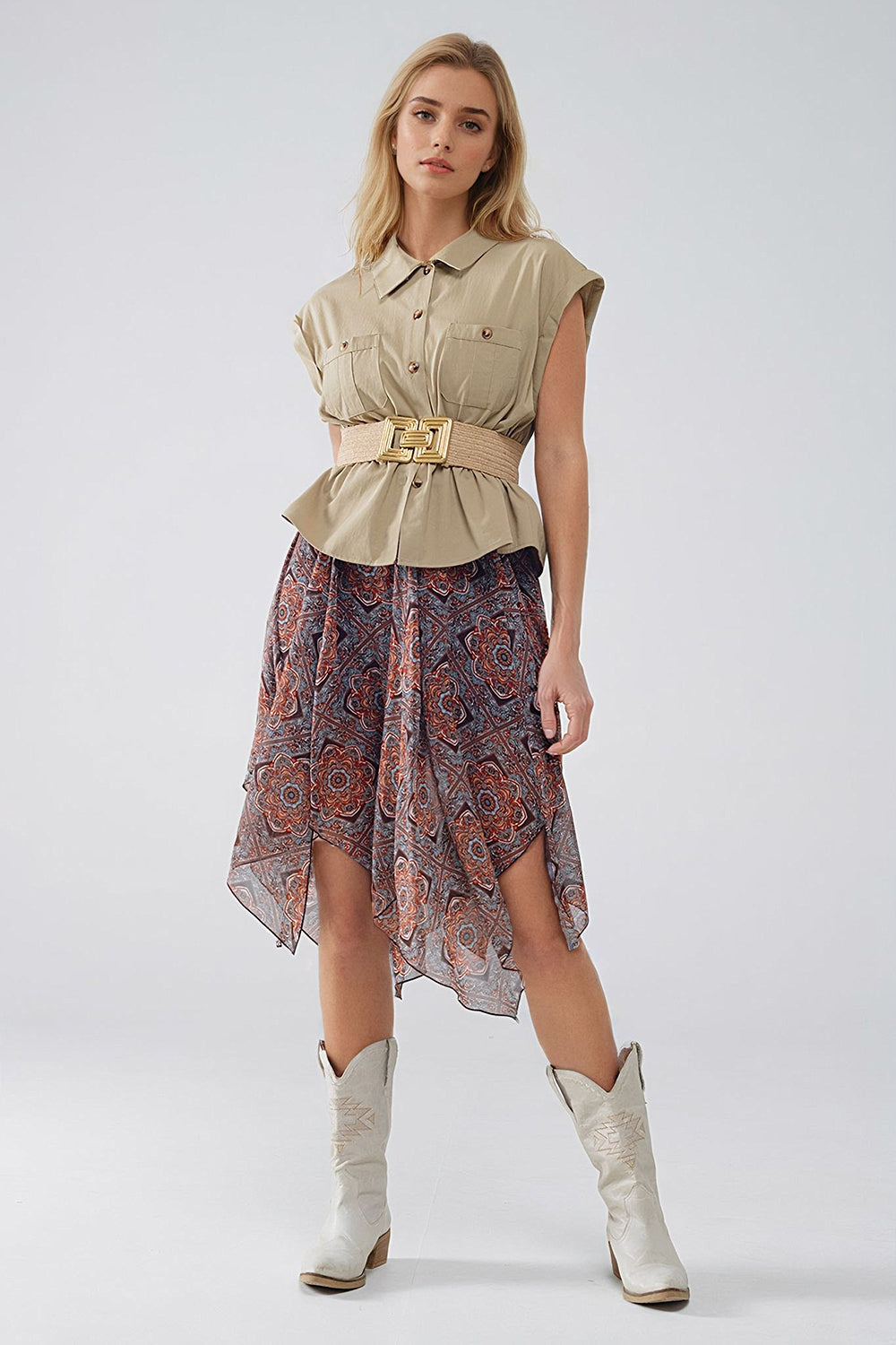 Camisa caqui abotonable con bolsillos en el pecho Q2