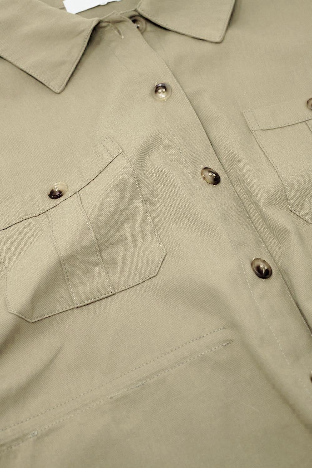 Camisa caqui abotonable con bolsillos en el pecho Q2