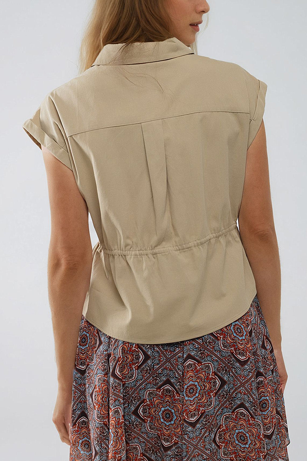 Camisa caqui abotonable con bolsillos en el pecho Q2