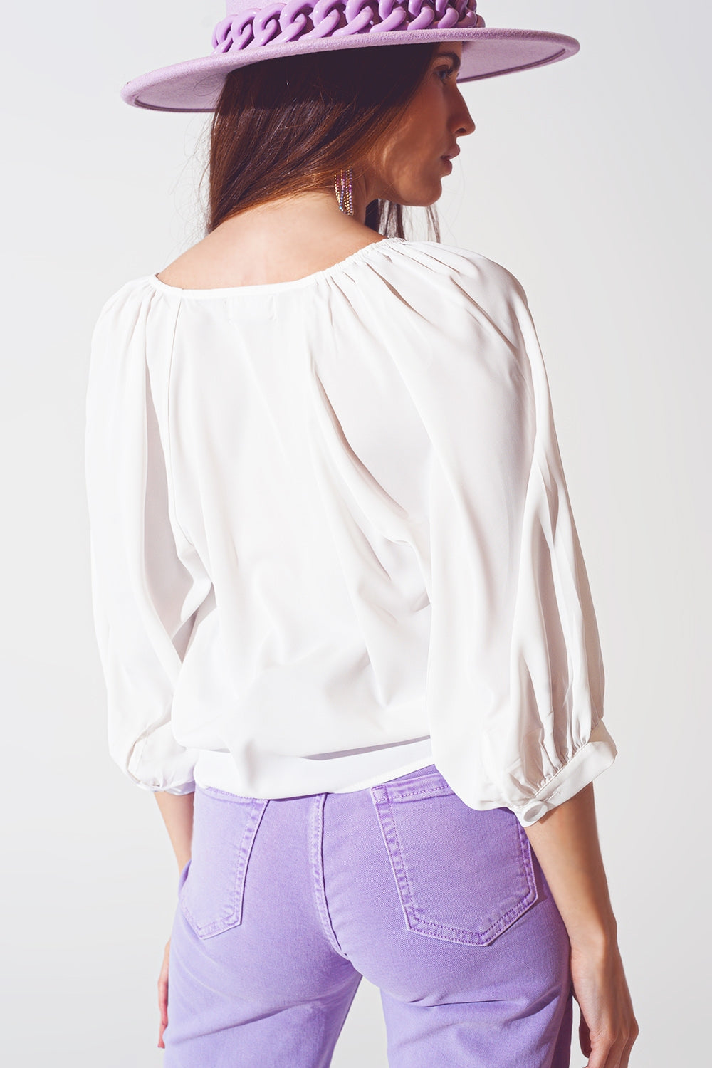 Camisa color crema abotonada con parte delantera de satén Q2