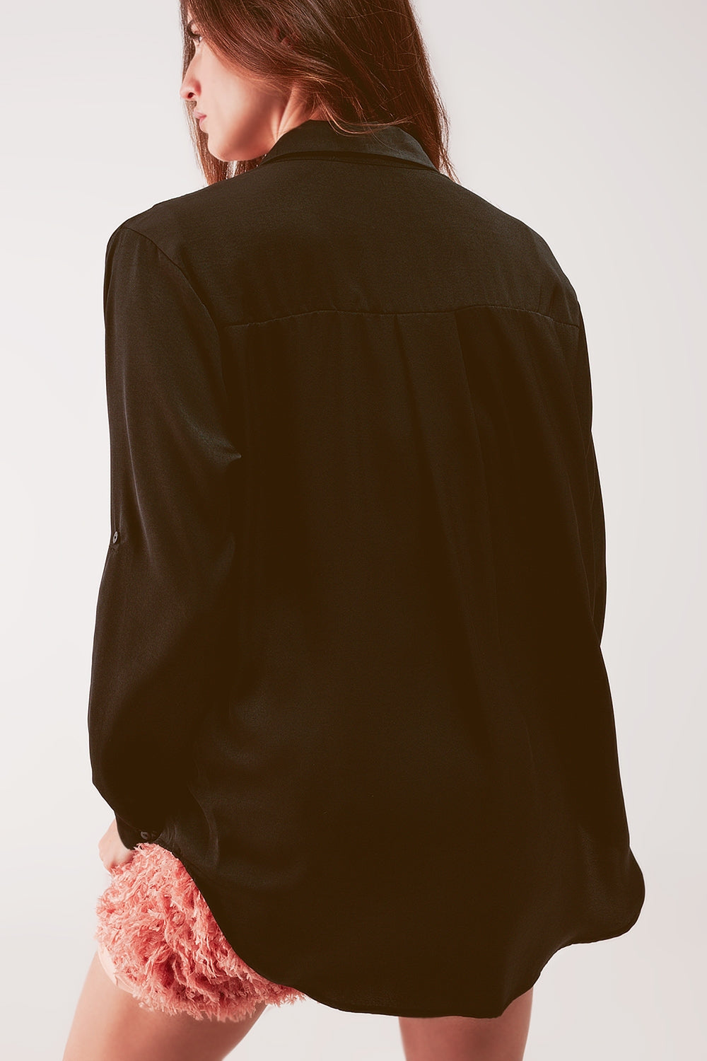 Camisa color negro holgada de manga larga de satén Q2