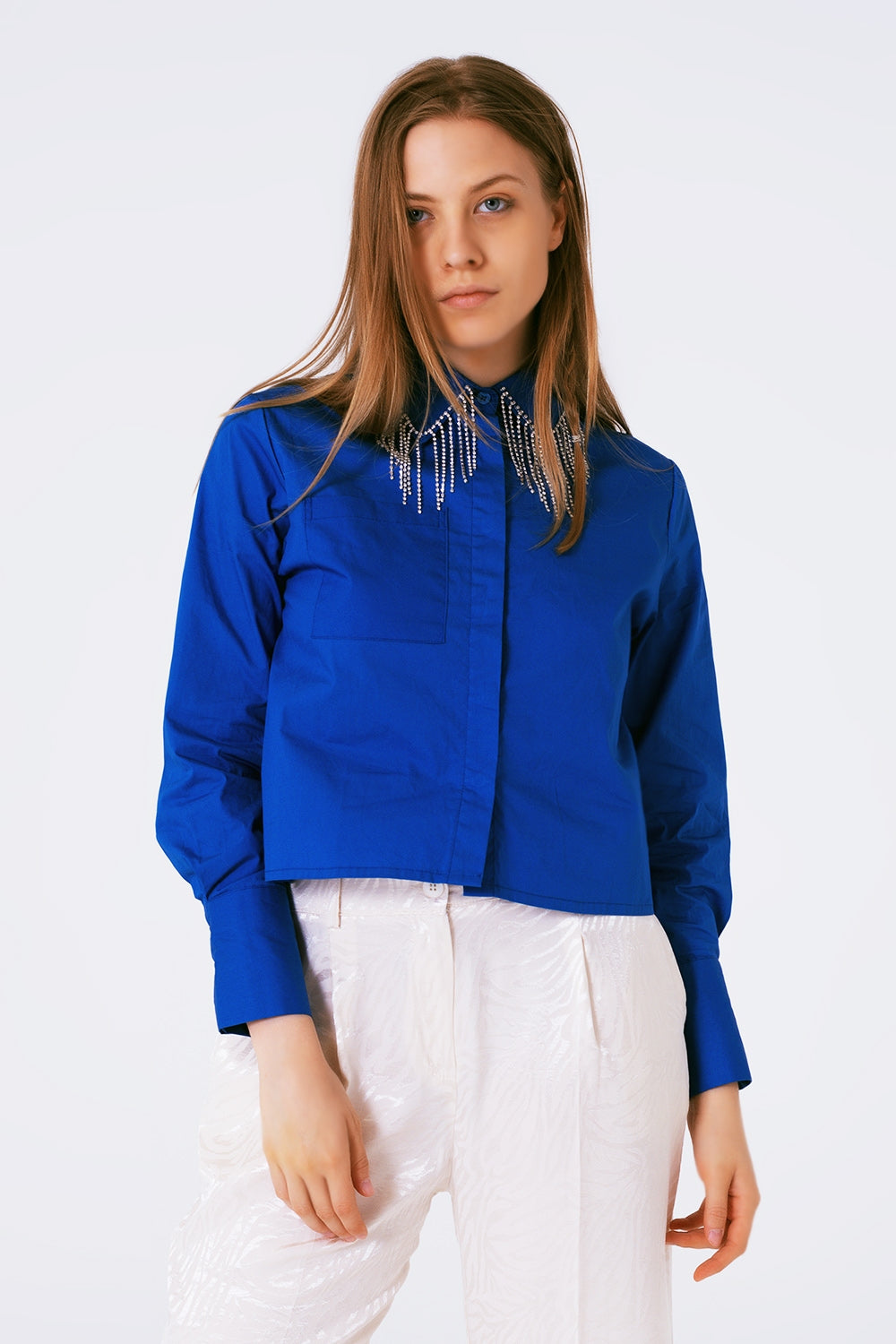 Camisa con cuello de strass y flecos en azul Q2