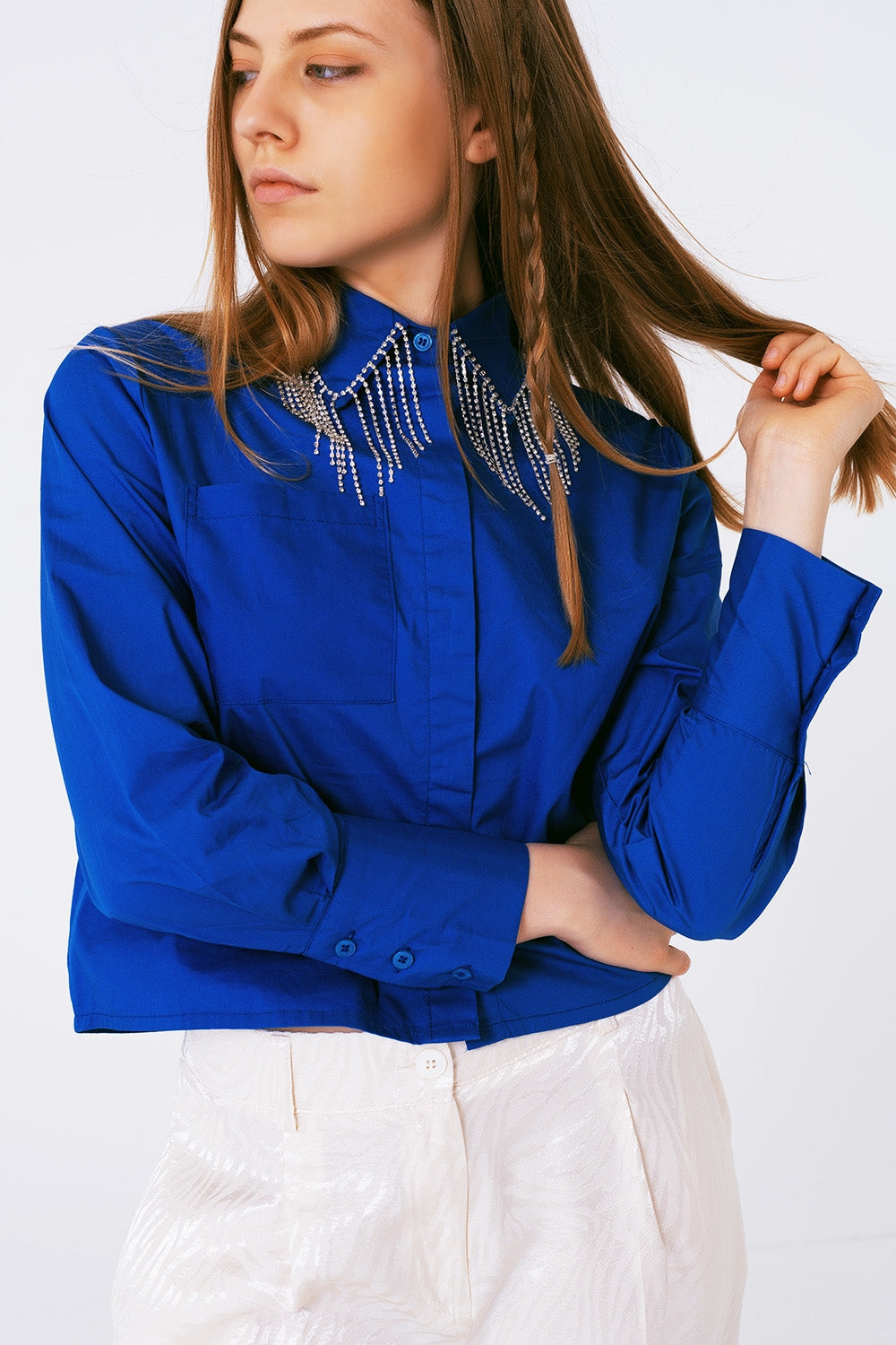 Camisa con cuello de strass y flecos en azul Q2