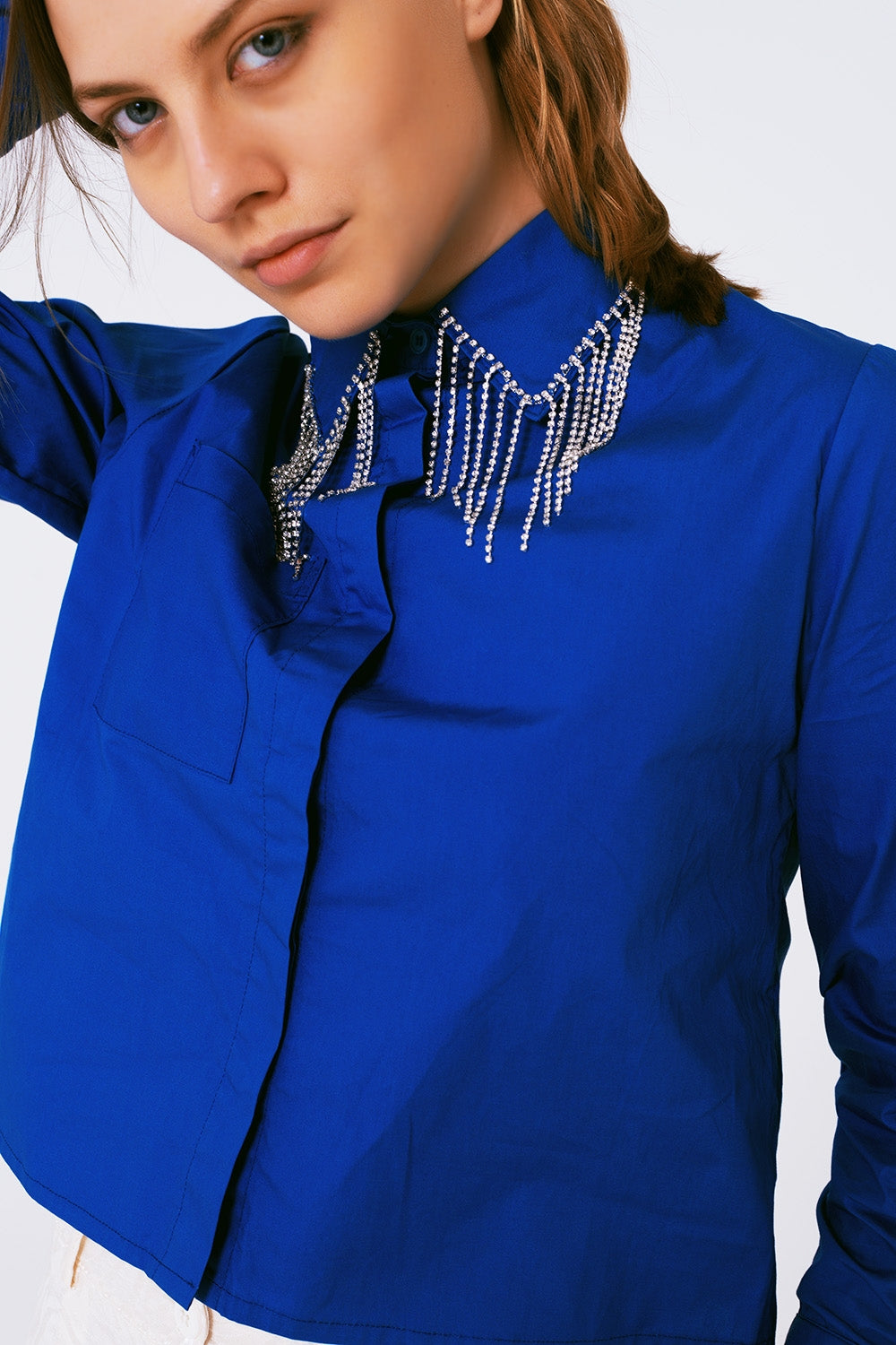 Camisa con cuello de strass y flecos en azul Q2