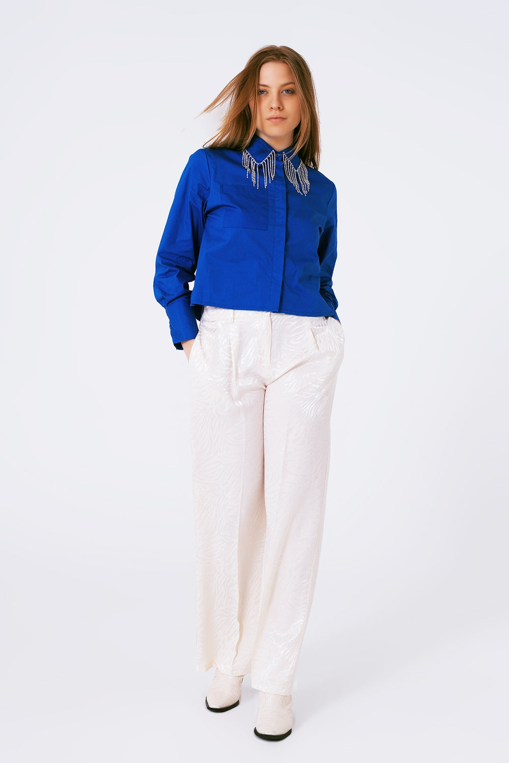 Camisa con cuello de strass y flecos en azul Q2