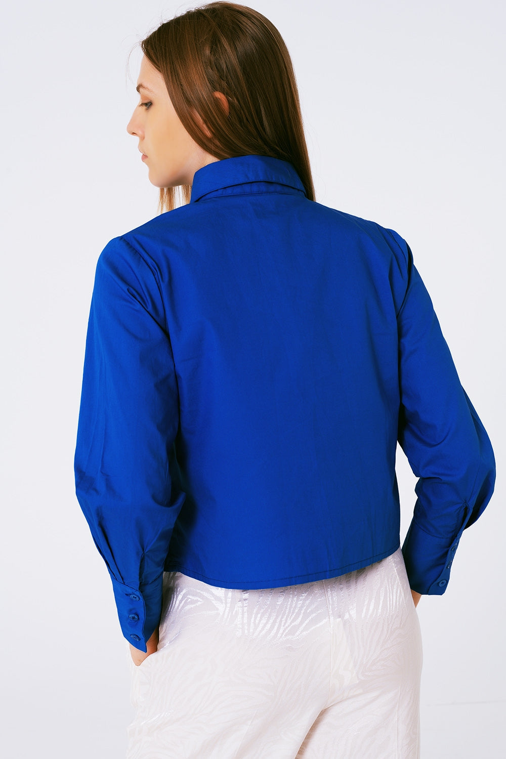Camisa con cuello de strass y flecos en azul Q2