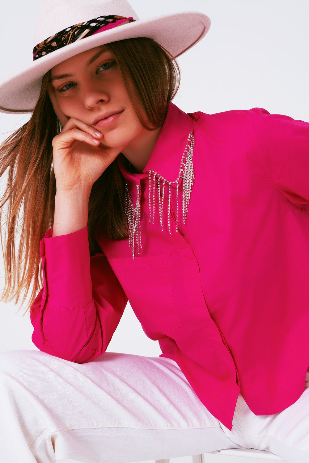 Camisa con cuello de strass y flecos en fuxia Q2