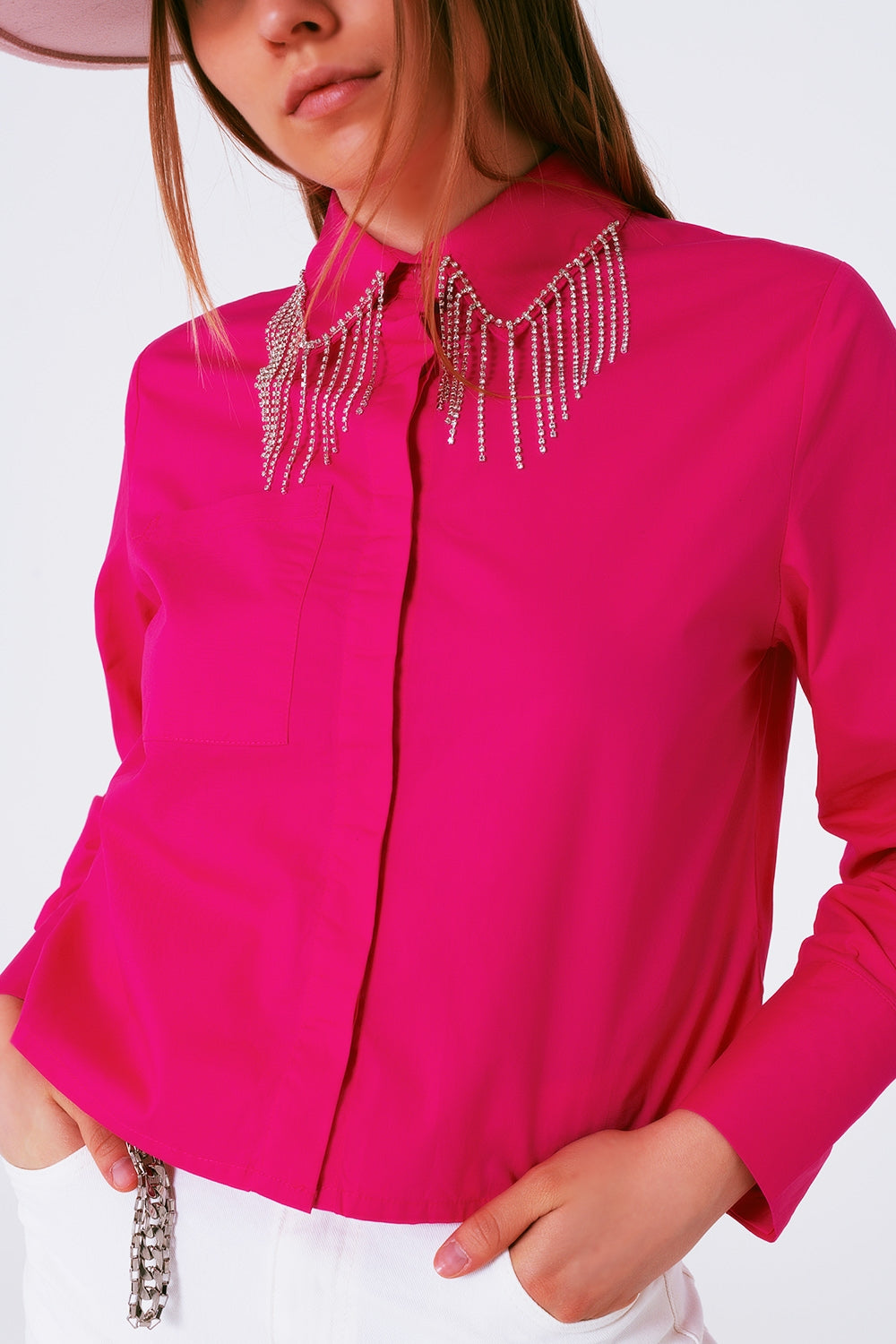 Camisa con cuello de strass y flecos en fuxia Q2