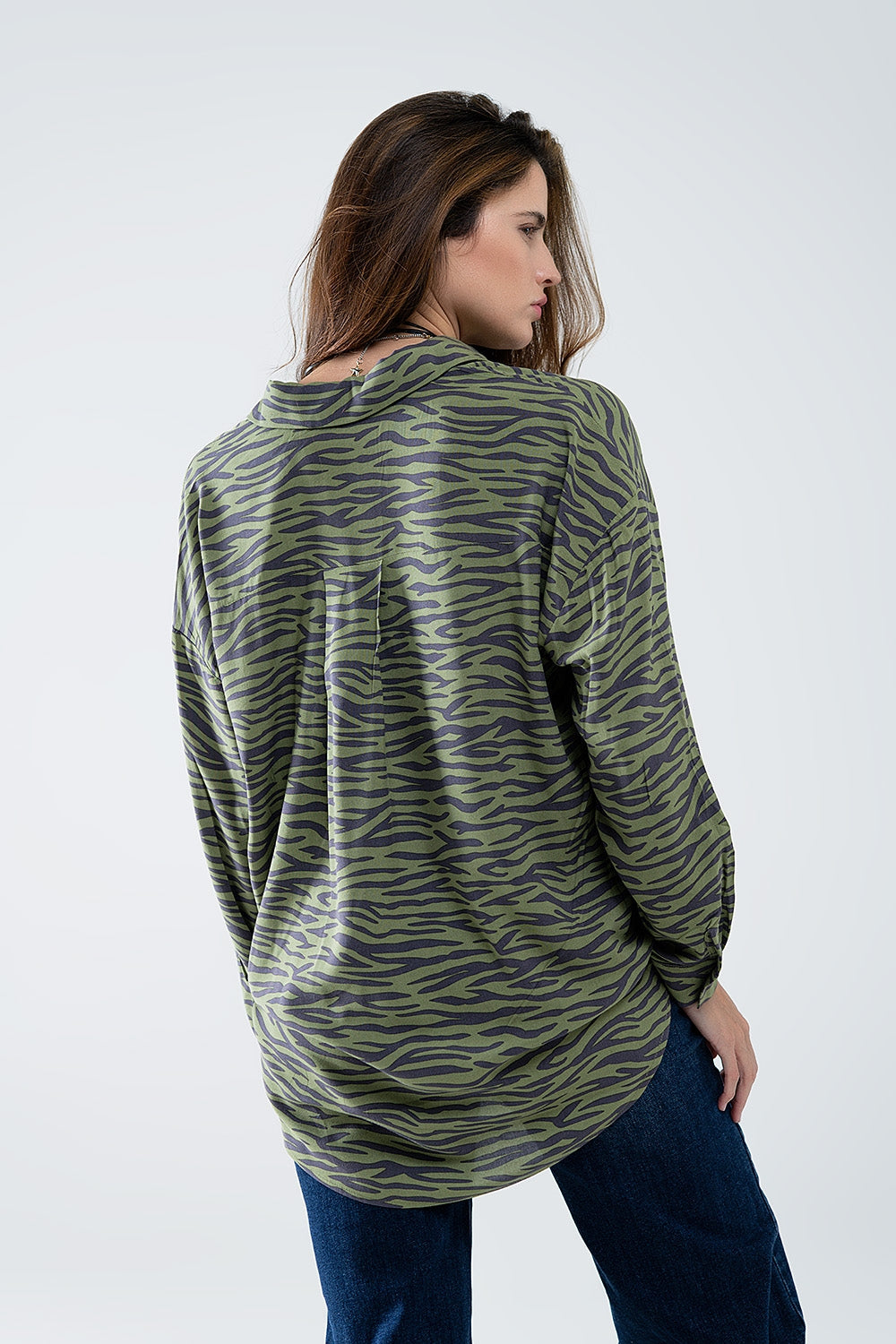 Camisa con estampado de cebra en verde Q2